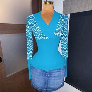 BEBE Turquoise Striped Fitted VNeck Sweater Size Medium